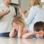Jak pomóc dzieciom przeżyć rozwód rodziców? 6 ważnych kroków.